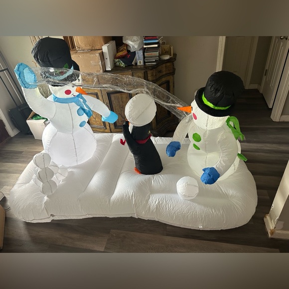 Inflatable Snowmen Throwing Snowball Christmas Winter Large Inflatable - Picture 4 of 16